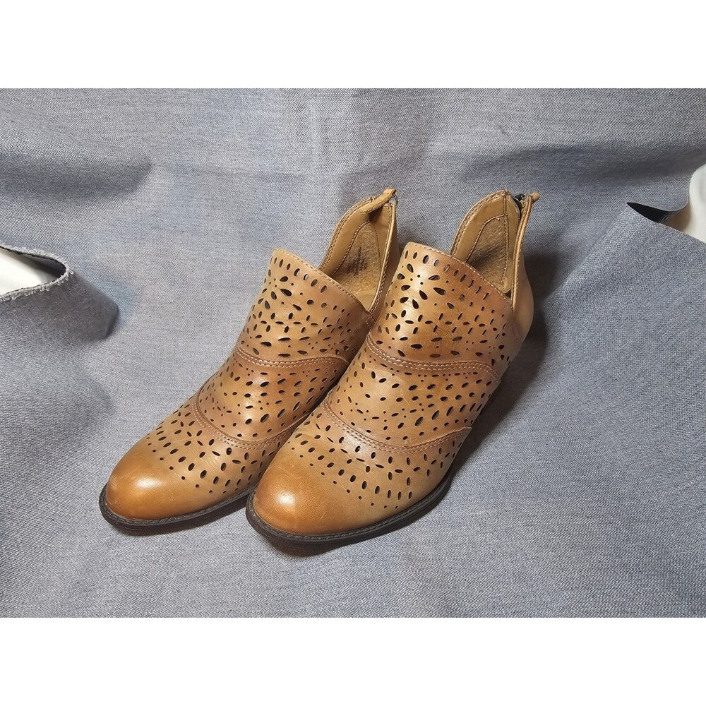 Sofft Brenley Perforated Leather Ankle Booties Camel Tan Brown Sz 7.5 comfort